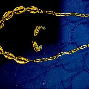 Necklace and stuff earrings set